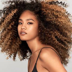 Imagem modelo cabelo cacheada | Redken